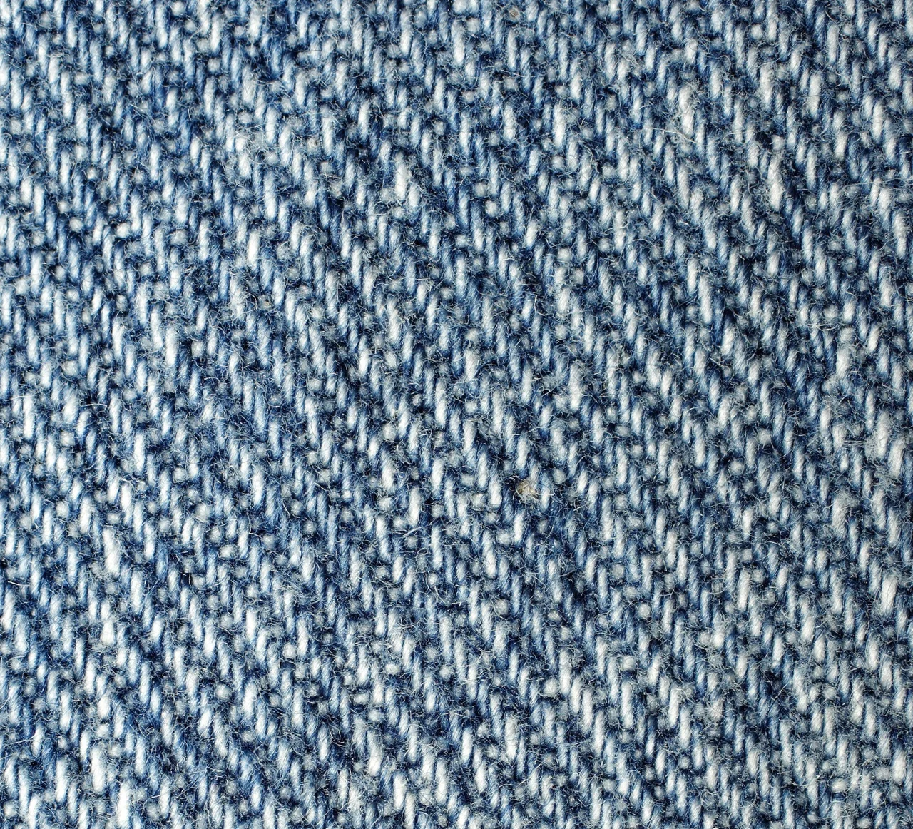 Denim kumaşta dimi örgünün oluşturduğu çapraz çizgiler