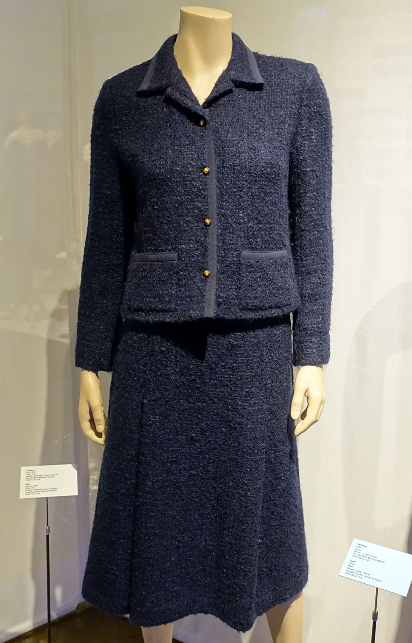 Coco Chanel imzalı lacivert tüvit etek-ceket takım, yaklaşık 1955, Montreal Moda Müzesi (Musée de la mode) sergisinde