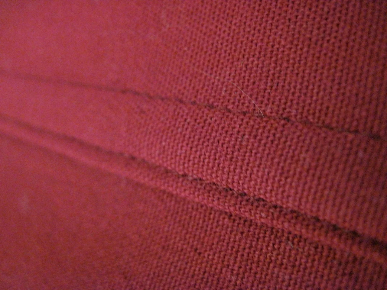 Bordo kumaşta çift çatma (flat-felled) dikiş